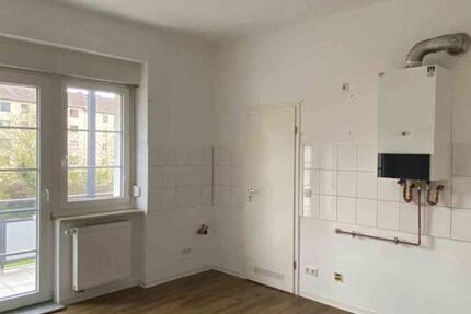1-Zimmer-Wohnung mit Balkon und Wohnküche zimmer