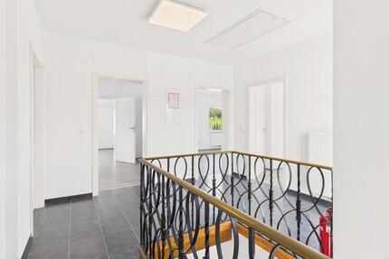 Büro- o. PraxisHaus in Halsenbach zu vermieten. Ideale Lage ! zimmer