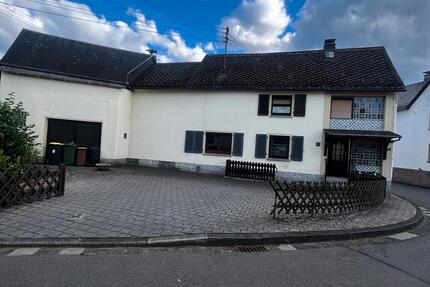 Freistehendes Einfamilienhaus mit Garage Schuppen Garten und Hof