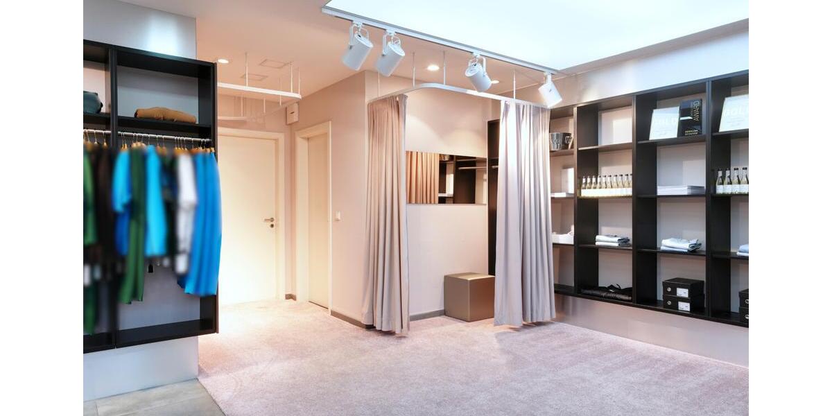 Vielseitig nutzbare Laden-Bürofläche mit großer Fensterfront und Parkplatz zimmer