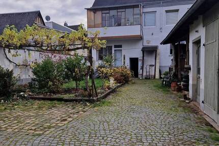 Mehrfamilienhaus mit Ladenlokal, Garagen und Garten zentral in Koblenz-Neuendorf 1 zimmer