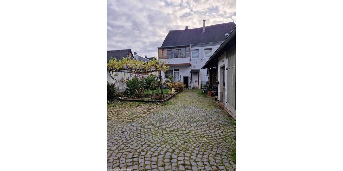 Mehrfamilienhaus mit Ladenlokal, Garagen und Garten zentral in Koblenz-Neuendorf 1 zimmer