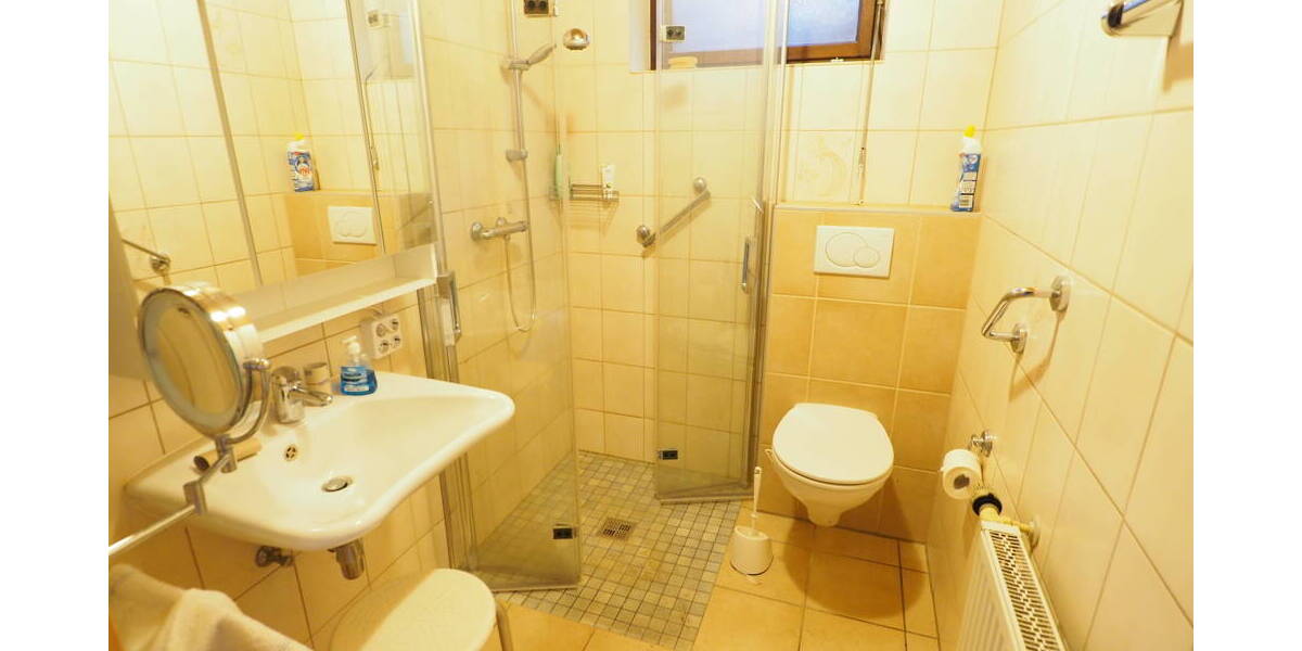 Großzügiges Einfamilienhaus mit Einliegerwohnung - perfekt für Familie oder Wohnen & Arbeiten 7 zimmer