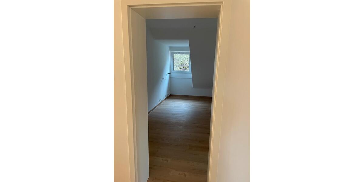 Erstbezug nach Sanierung - Großzügige 4-Zimmer-Wohnung DG 4 zimmer