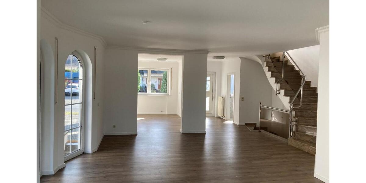 Provisionsfrei: Vielseitiges Wohnhaus mit 3 separaten Eingängen 11 zimmer