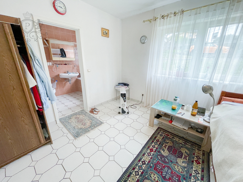 ++ RESERVIERT ZWEIFAMILIENHAUS Einliegerwohnung Terrasse Loggia Doppelgarage Gäste-WC ++ 8 zimmer