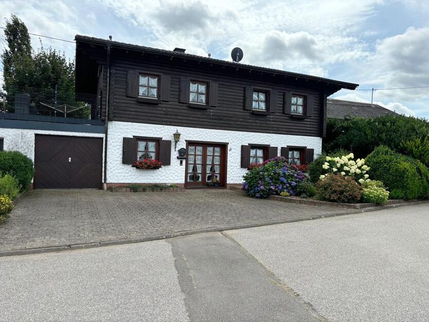 Einfamilienhaus mit Nebengebäude
