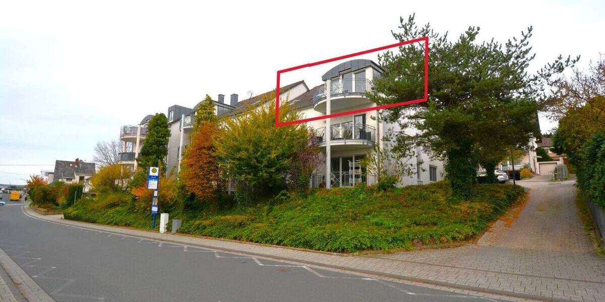 Moderne Dachgeschosswohnung mit Balkon, Parkplatz, Garage und schöner Aussicht in Weitersburg 3 zimmer