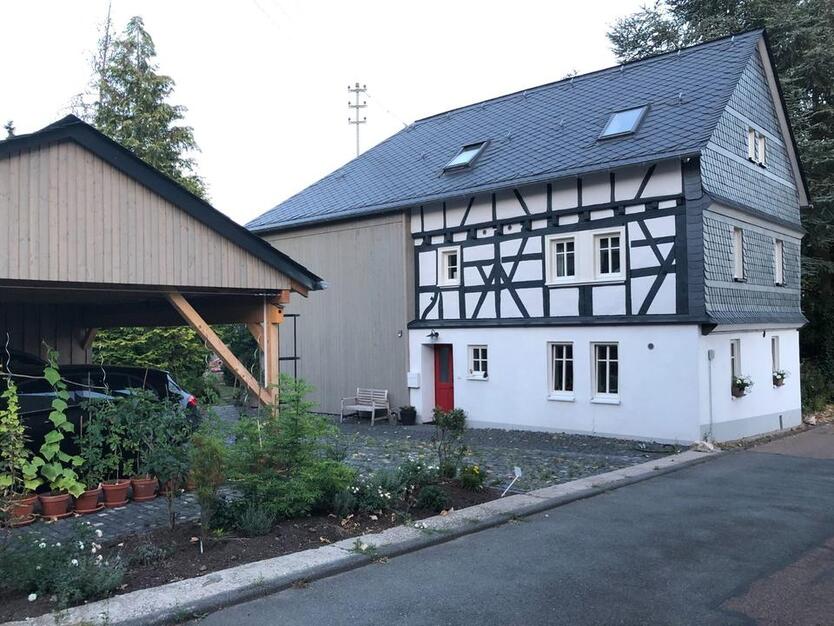 Ökologisch saniertes Fachwerkhaus mit modernem Anbau zimmer