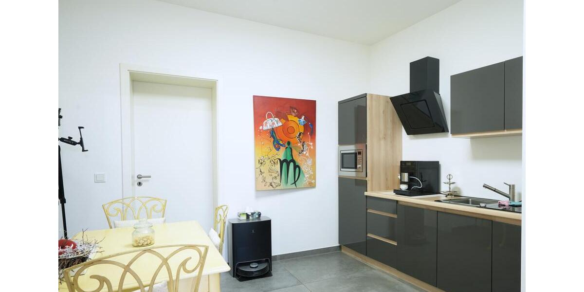 Vielseitig nutzbare Laden-Bürofläche mit großer Fensterfront und Parkplatz zimmer