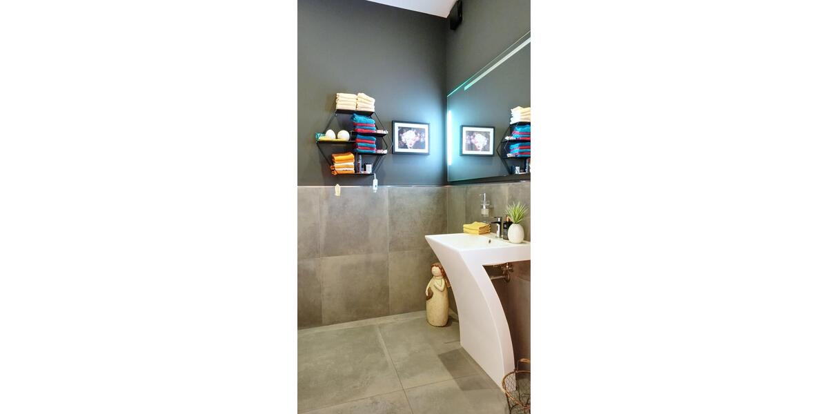 Vielseitig nutzbare Laden-Bürofläche mit großer Fensterfront und Parkplatz zimmer