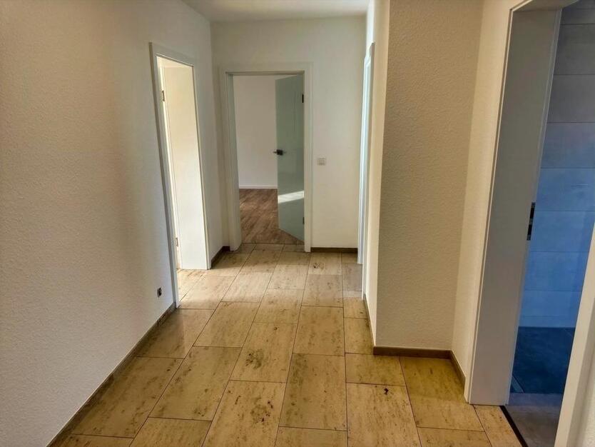 Stilvolle 4-Zimmer-Mietwohnung mit Balkon und Garage – frisch modernisiert zimmer