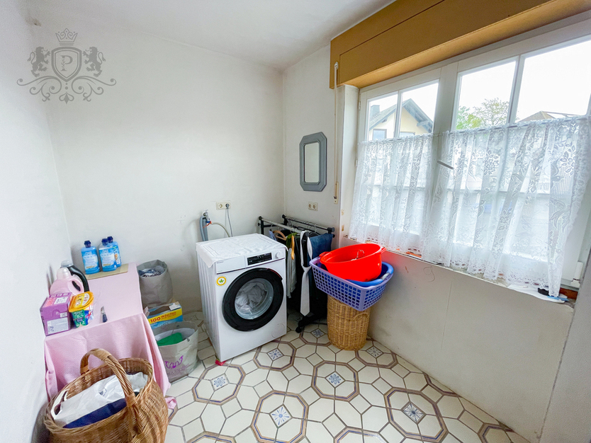 ++ RESERVIERT ZWEIFAMILIENHAUS Einliegerwohnung Terrasse Loggia Doppelgarage Gäste-WC ++ 8 zimmer