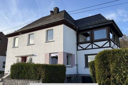 Ansprechendes Einfamilienhaus mit Einliegerwohnung und großem Grundstück in Raubach 9 zimmer