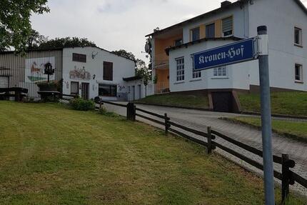 Anwesen mit 2 Wohnh. und Wirtschaftsgebäuden mit herrlichem Ausbl