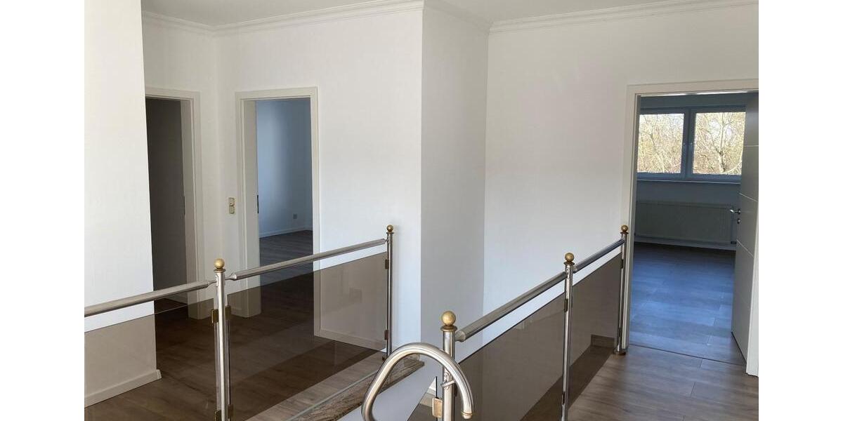 Provisionsfrei: Vielseitiges Wohnhaus mit 3 separaten Eingängen 11 zimmer