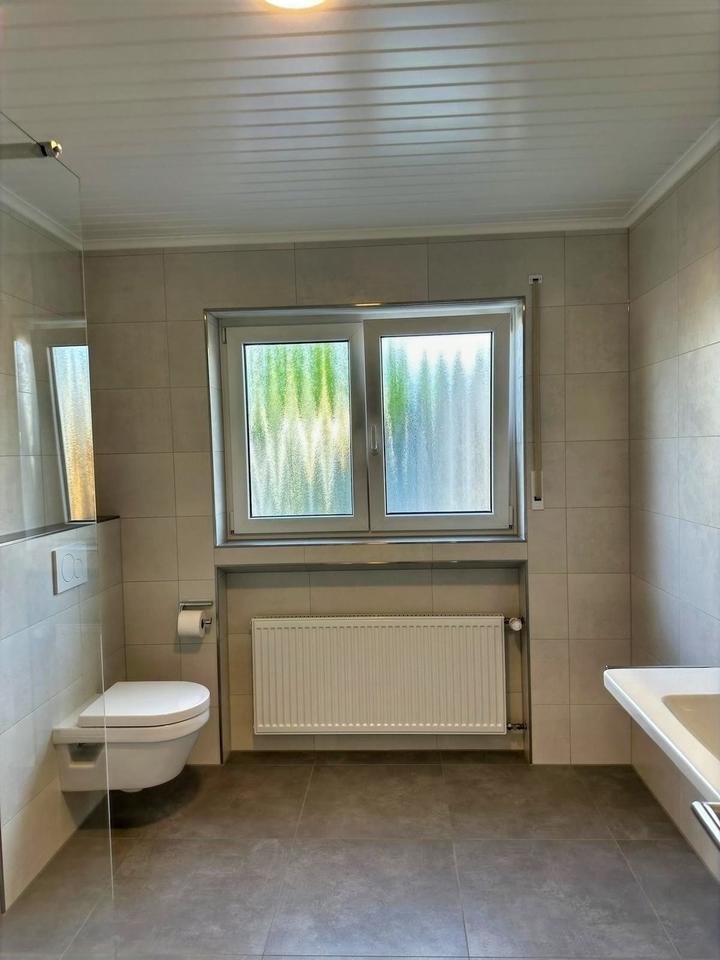 Stilvolle 4-Zimmer-Mietwohnung mit Balkon und Garage – frisch modernisiert zimmer