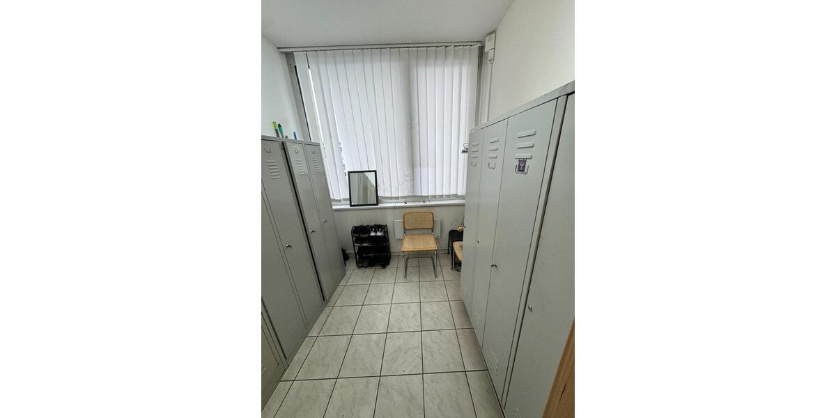 Gewerbefläche mit Büro, Sanitärbereich & großem eingezäuntem Hof zimmer