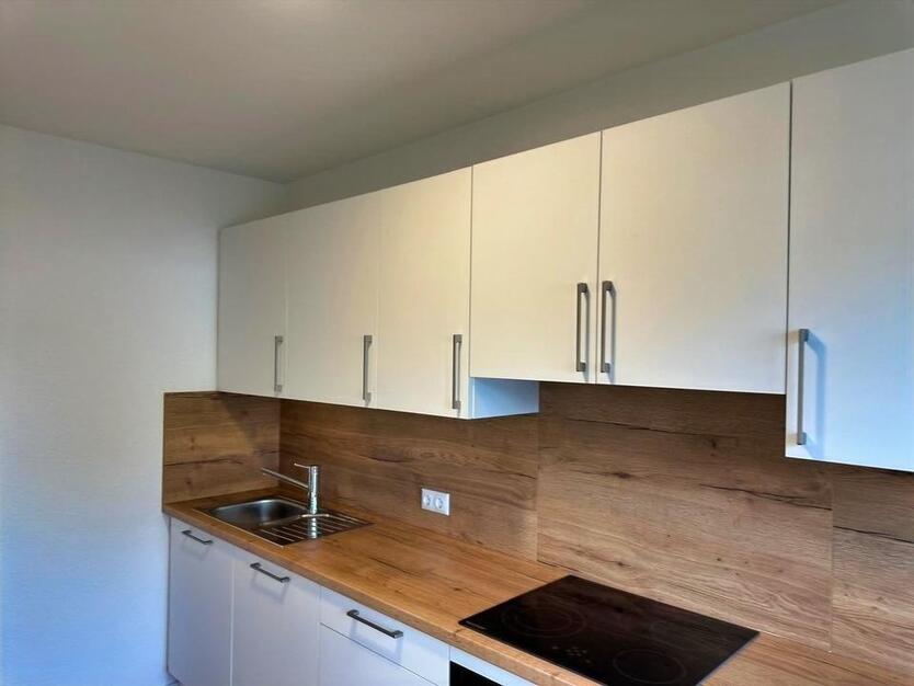 Stilvolle 4-Zimmer-Mietwohnung mit Balkon und Garage – frisch modernisiert zimmer