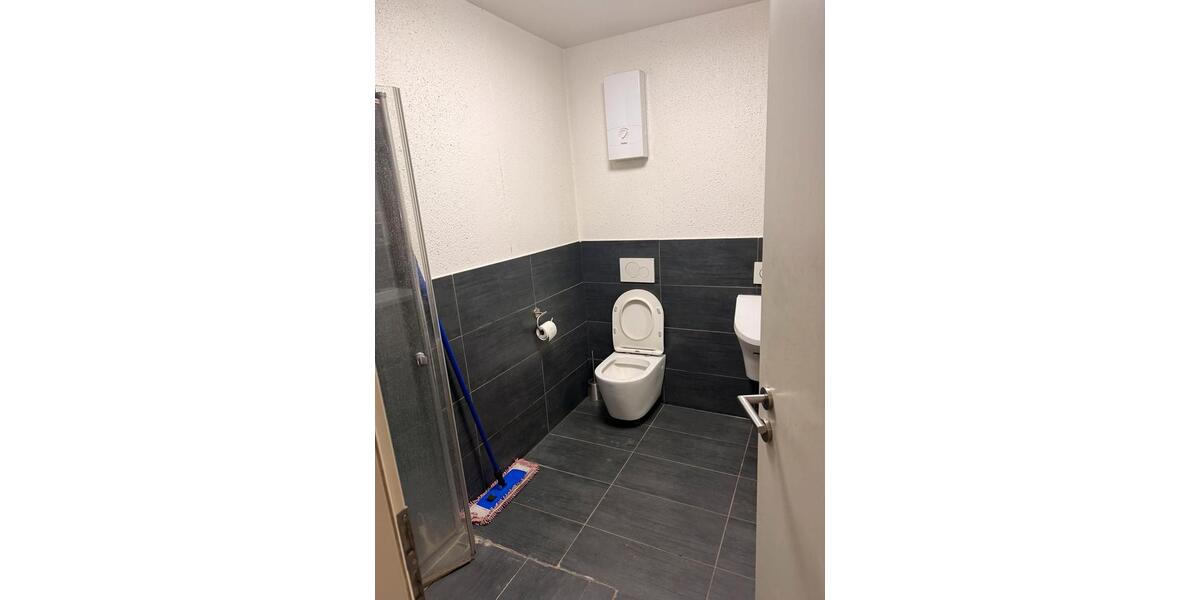 Halle Lackiererei zu vermieten mit Büro WC zimmer