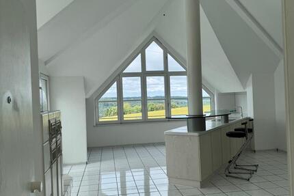 Lichtdurchflutete Wohnung mit Balkon, Kachelofen & Traum-Ausblick 3 zimmer