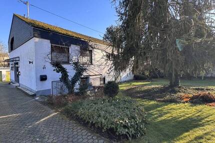 Freistehendes Einfamilienhaus mit Einliegerwohnung, Doppelgarage und parkähnlichem Garten 8 zimmer