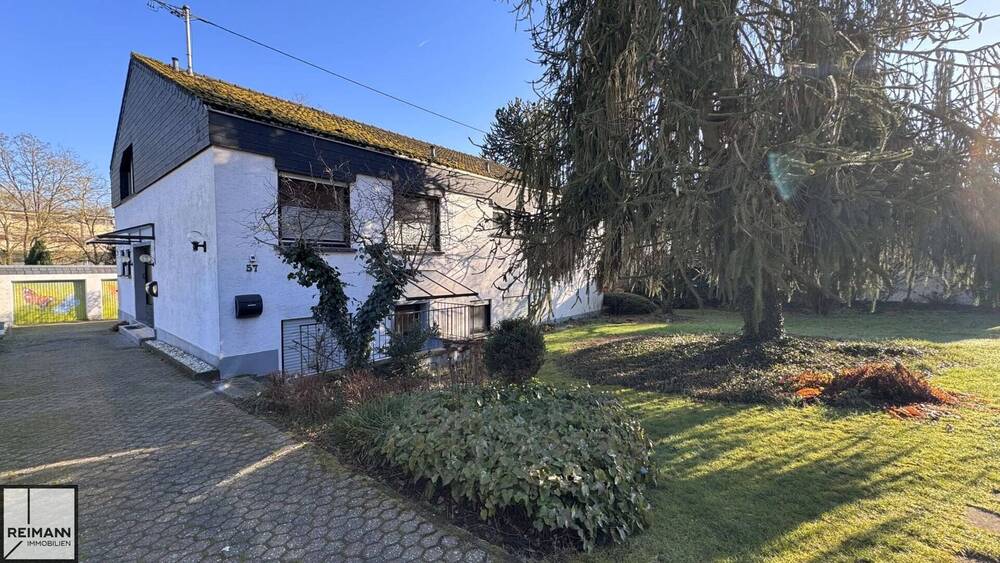 Freistehendes Einfamilienhaus mit Einliegerwohnung, Doppelgarage und parkähnlichem Garten 8 zimmer