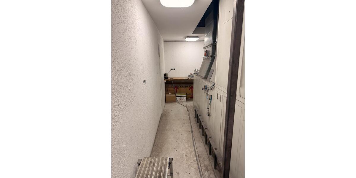 Halle Lackiererei zu vermieten mit Büro WC zimmer