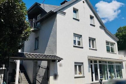 Große, helle 4-Zimmer-Wohnung mit Garten und Garage 1300,- kalt zimmer
