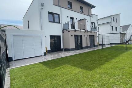 Exklusiv: Neubau-Einfamilienhaus Erstbezug mit PV-Anlage + Garage