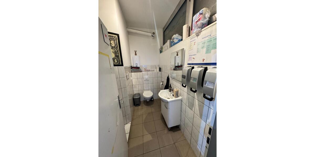 Gewerbefläche mit Büro, Sanitärbereich & großem eingezäuntem Hof zimmer