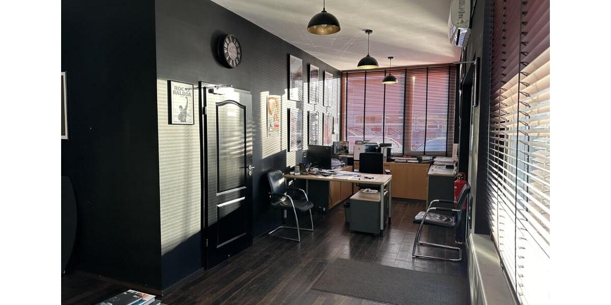 Gewerbefläche mit Büro, Sanitärbereich & großem eingezäuntem Hof zimmer