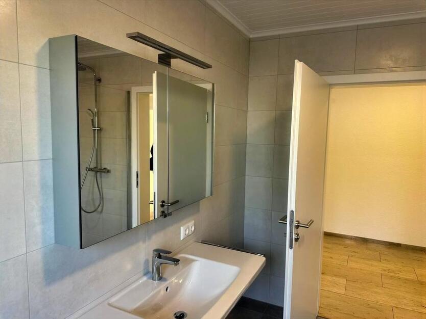 Stilvolle 4-Zimmer-Mietwohnung mit Balkon und Garage – frisch modernisiert zimmer