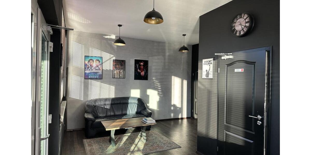 Gewerbefläche mit Büro, Sanitärbereich & großem eingezäuntem Hof zimmer