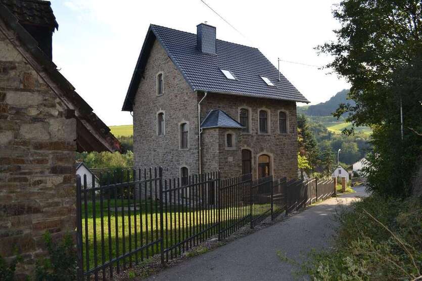 Haus zum Kaufen in Niederdürenbach 680.000 € 200 m²