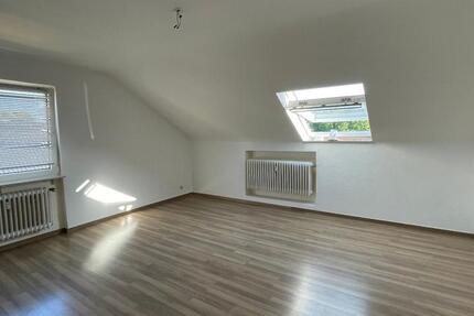 Schöne Dachgeschoss-Wohnung mit Einbauküche zimmer