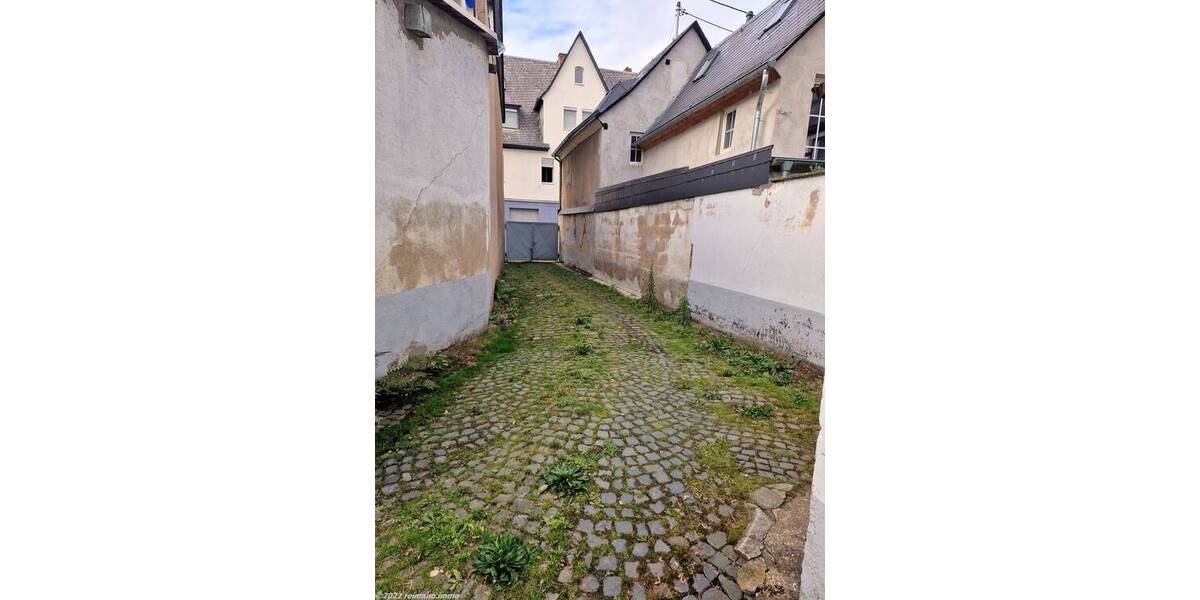 Mehrfamilienhaus mit Ladenlokal, Garagen und Garten zentral in Koblenz-Neuendorf 1 zimmer