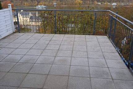zur Vermietung steht eine neu renovierte Terrassenwohnung 2 zimmer