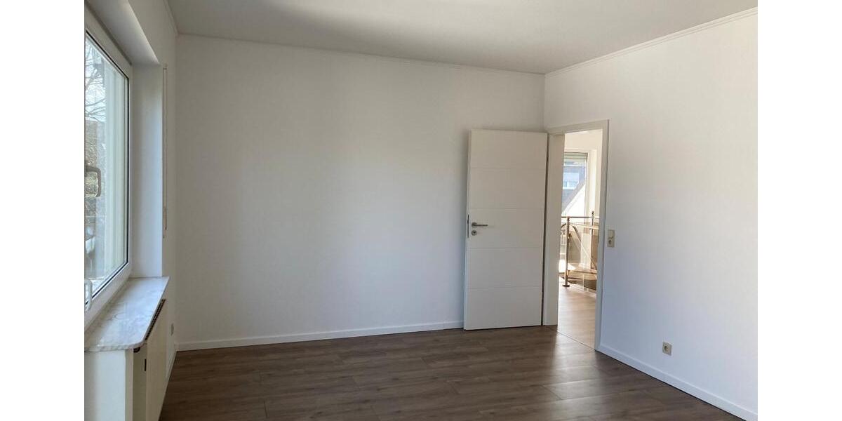 Geräumige, preiswerte 6-Zimmer-Doppelhaushälfte mit geh. Innenaus 6 zimmer