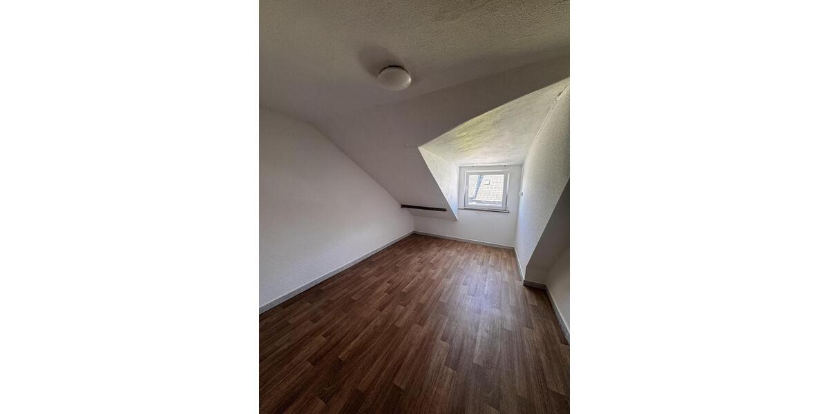 Dachgeschoßwohnung Neuwied - 6 Zimmer, 150 m&sup2;, 1.300&euro; | Angebot:26412451