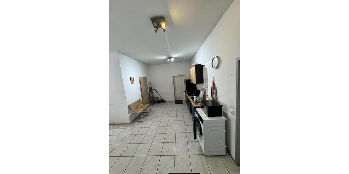 Gewerbefläche mit Büro, Sanitärbereich & großem eingezäuntem Hof zimmer