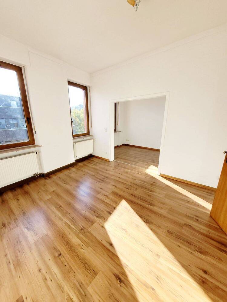 ***Einfamilienhaus in Mülheim-Kärlich mit Wintergarten und 3 Garagen***