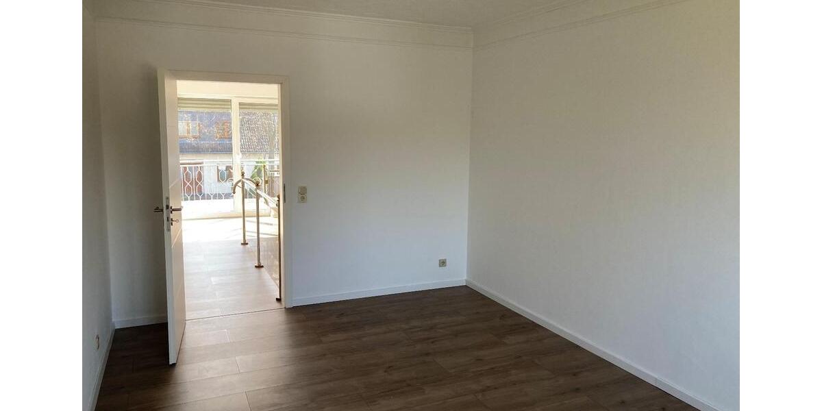 Geräumige, preiswerte 6-Zimmer-Doppelhaushälfte mit geh. Innenaus 6 zimmer