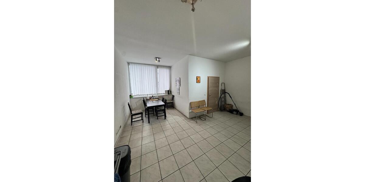 Gewerbefläche mit Büro, Sanitärbereich & großem eingezäuntem Hof zimmer