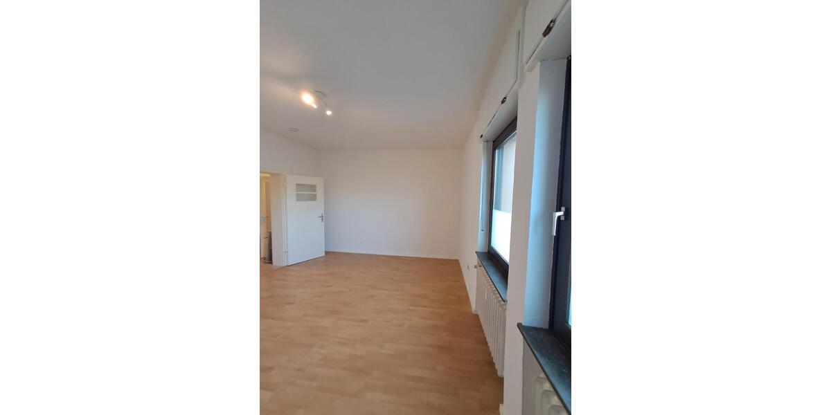 Große Wohnung mit neuer EBK 4 zimmer