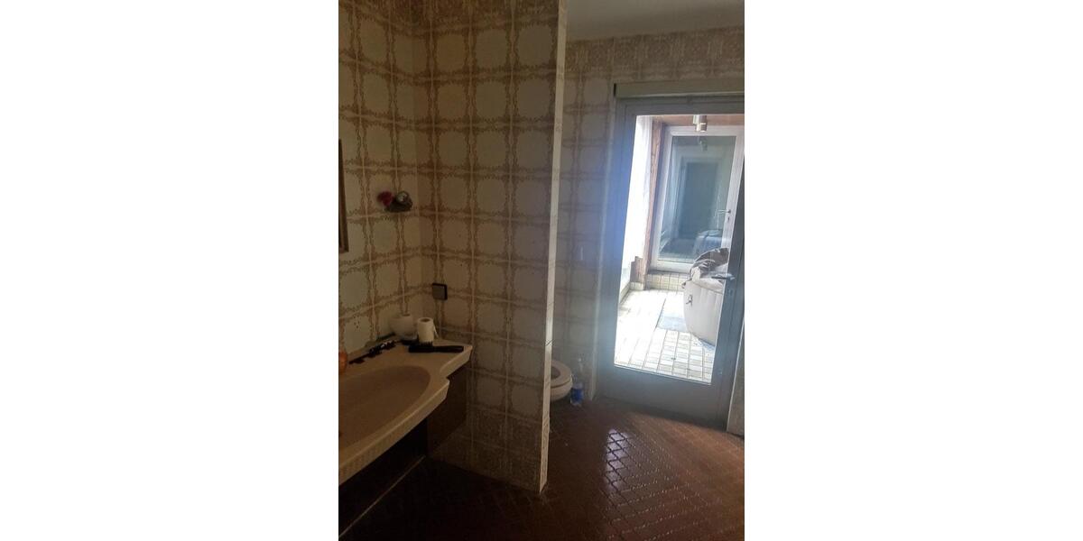 Einfamilienhaus Brey - 8 Zimmer, 300 m&sup2;, 190.000&euro; | Angebot:27093595