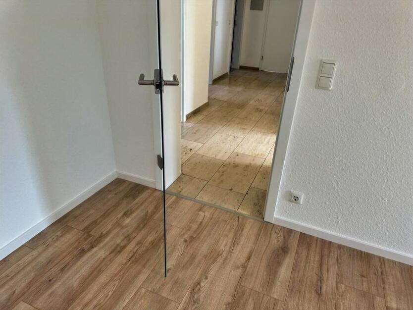 Stilvolle 4-Zimmer-Mietwohnung mit Balkon und Garage – frisch modernisiert zimmer