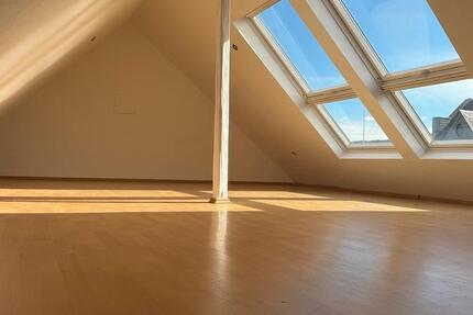 Große Dachgeschoss Wohnung Ko Lützel ideal als WG 4 zimmer