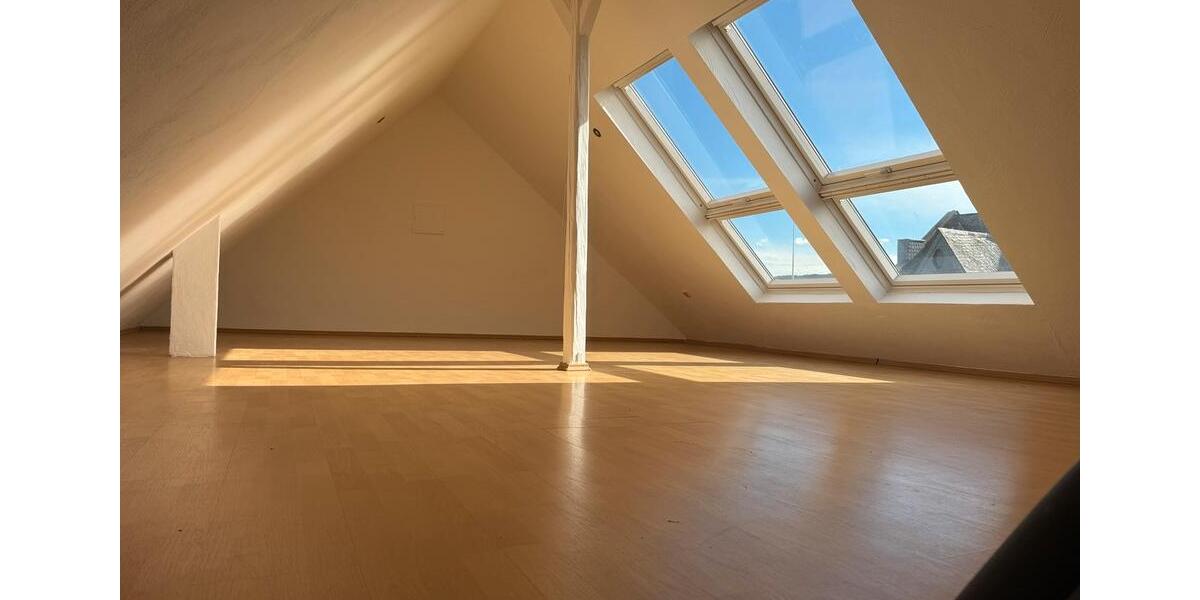 Große Dachgeschoss Wohnung Ko Lützel ideal als WG 4 zimmer