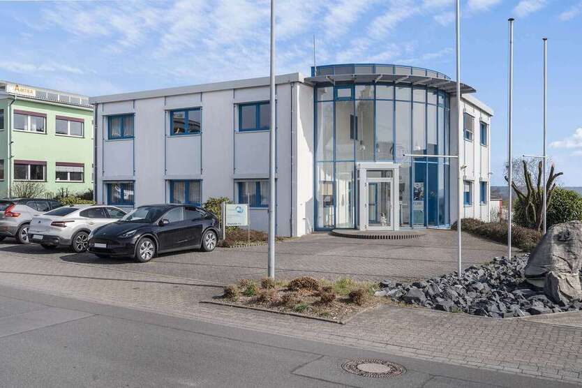 Büro in Dernbach 3.250 € 306 m²